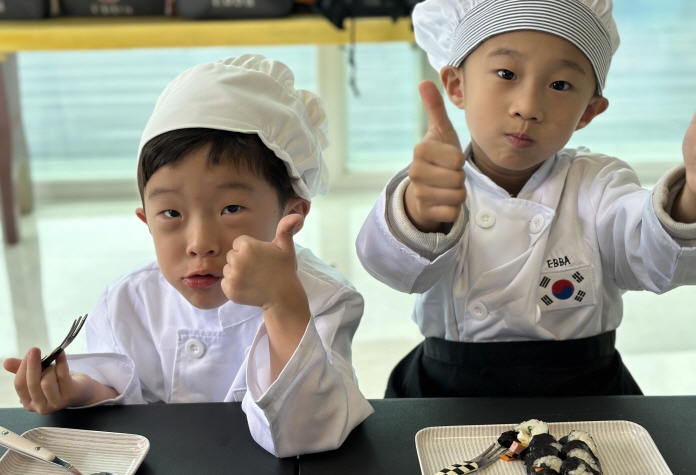 직접 김밥을 만들어 먹어요! 너무 맛있어요~